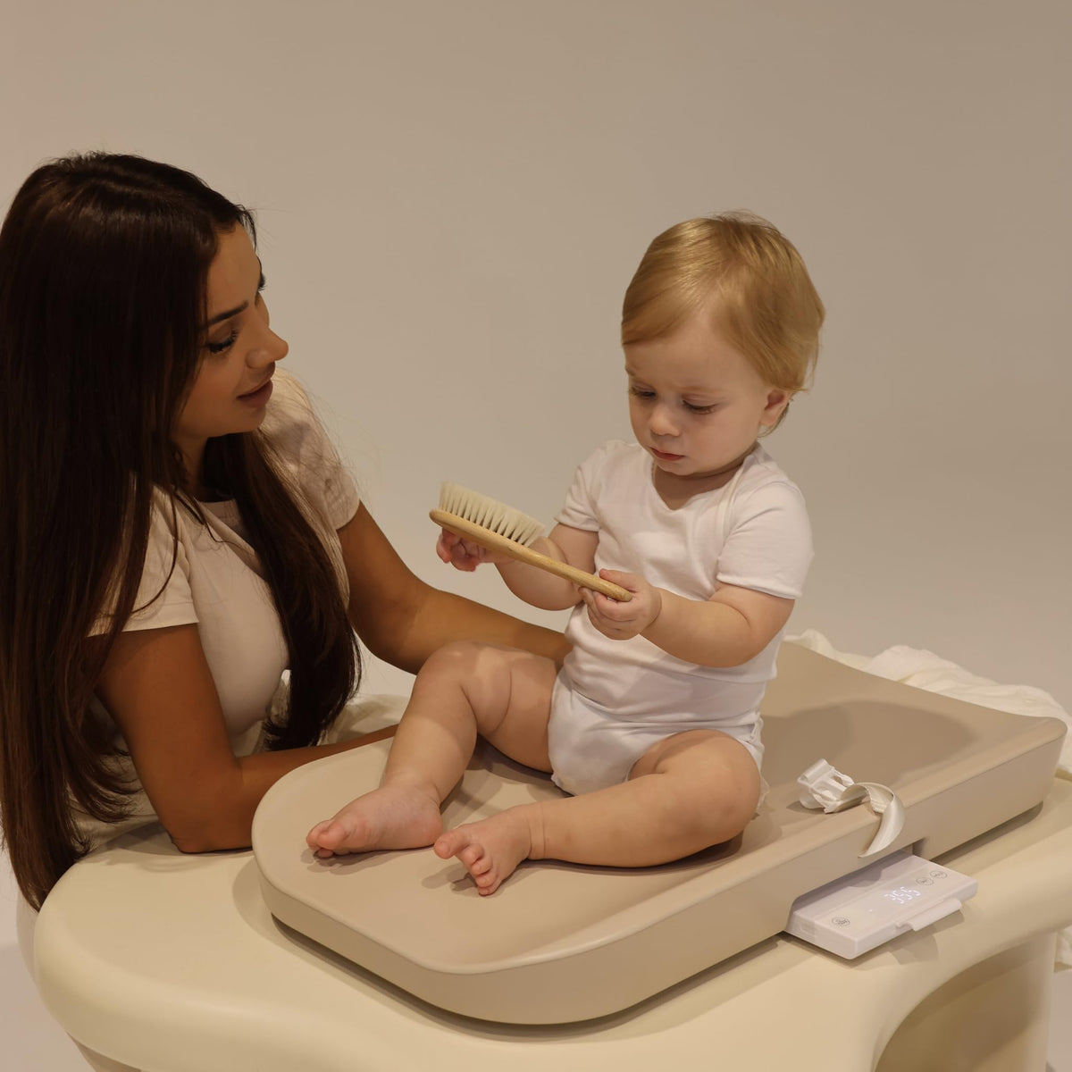 2-in-1 Baby Changing Pad with Scale G914