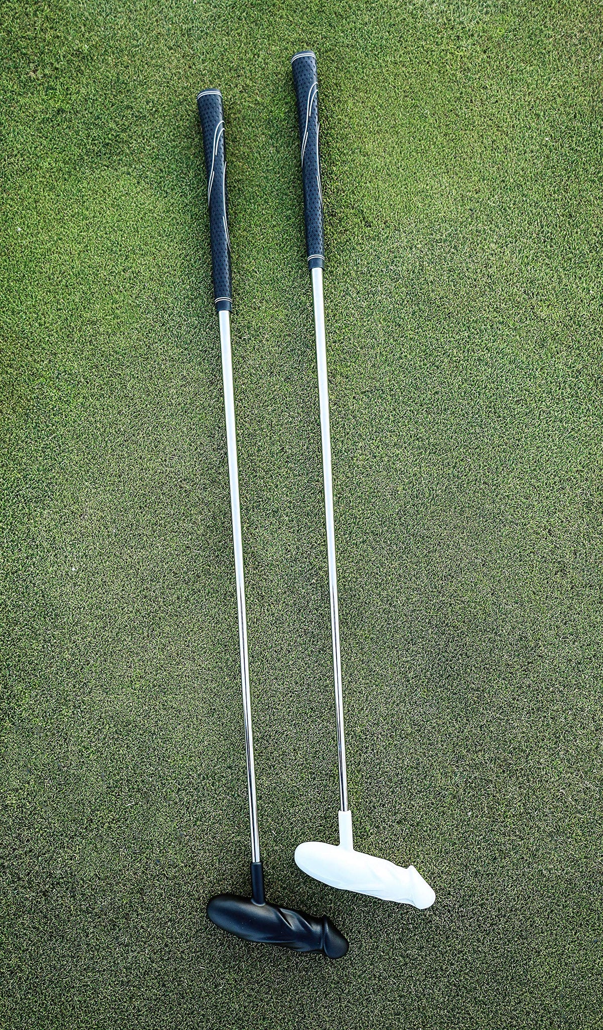 Classic Black & White Golf Putter with Graphite Shaft X600024